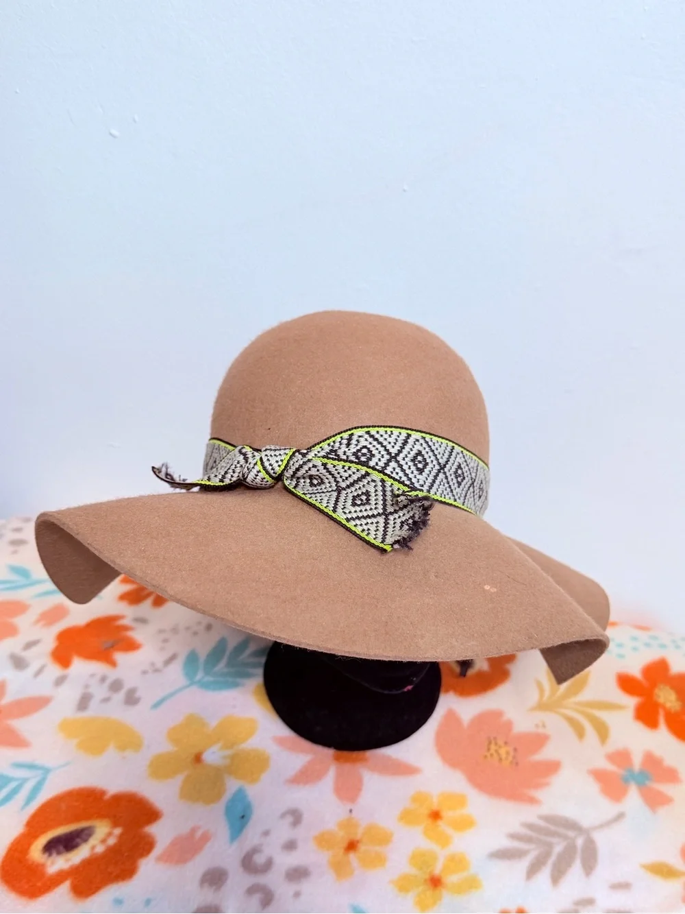 Bearpaw TAWNY ROUND BRIM HAT Tan new with tags!